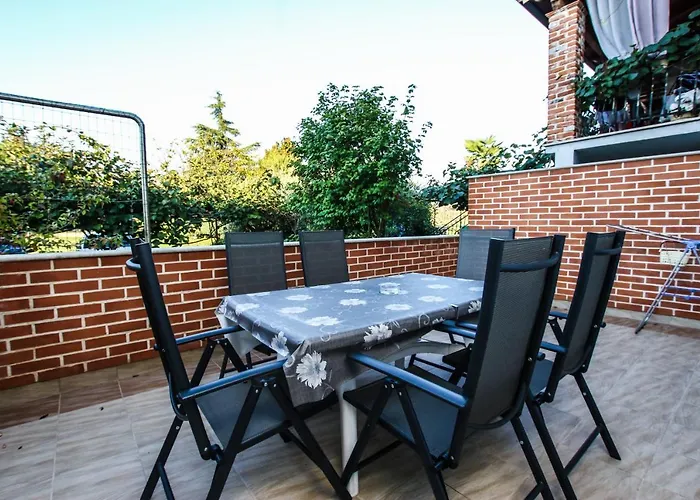 Tina 4 Stars アパート