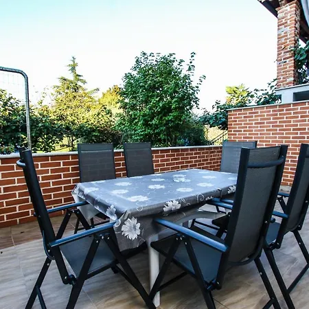 Tina 4 Stars アパート